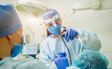 Endoskopik sinüs cerrahisi. Burun concha buharlaşma lazer. Modern tıbbi ekipman