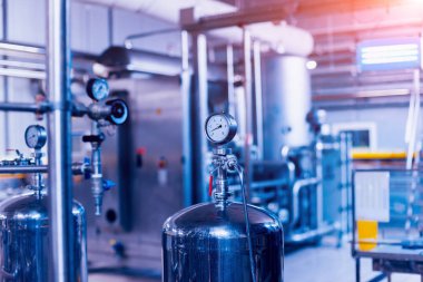 Modern bir bira iç. Varil ve borular. Fabrika iç. Sanayi arka plan