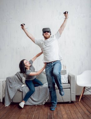 Delikanlı kız sanal gerçeklik ile oyun oynarken ile evde gözlükler. VR teknolojileri