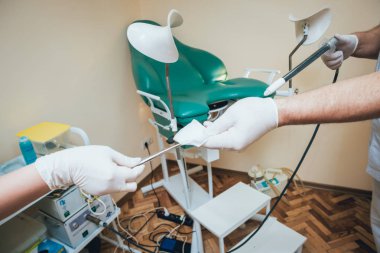 Proktoloğa bir anoscope karşı proctological sandalye holding