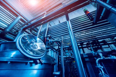 Modern bir bira iç. Varil ve borular. Fabrika iç. Sanayi arka plan