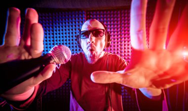 Kayıt stüdyosu olarak bir mikrofon ile şarkıcı söylüyor. Modern arka plan