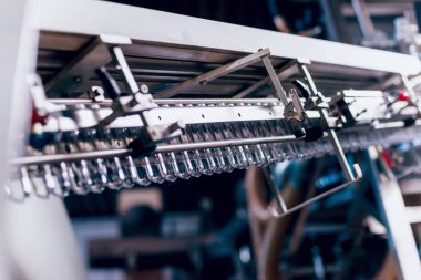 Otomatik Dolum Makinası su Plastik Pet şişe dökülen. Bira üretim. Endüstriyel arka plan.