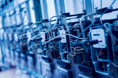 Elektrik donatımı. Elektrik kablo ve crimper. Elektrik sayacı. Arka plan