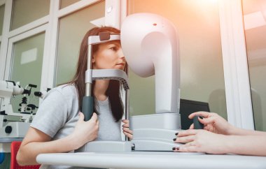 Göz Hastalıkları Kliniği kornea topografi yaparken göz doktoru