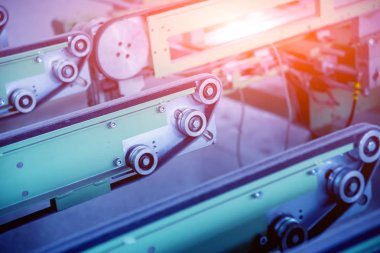 Üretim bir pencere bölmesi için konveyör bant. Endüstri/sanayii donatımı. Arka plan