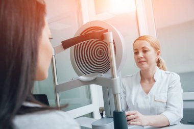 Göz Hastalıkları Kliniği kornea topografi yaparken göz doktoru