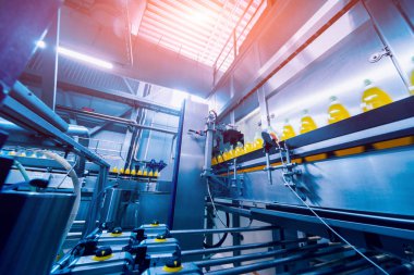 İçecek fabrika iç. Konveyör şişe suyu veya su ile. Modern aletleri