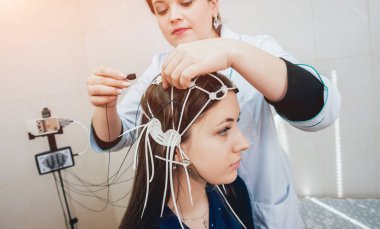 Doktor ve hasta encephalography elektrot ile. Electroencephalogram (Eeg)