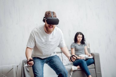 Delikanlı kız sanal gerçeklik ile oyun oynarken ile evde gözlükler. VR teknolojileri