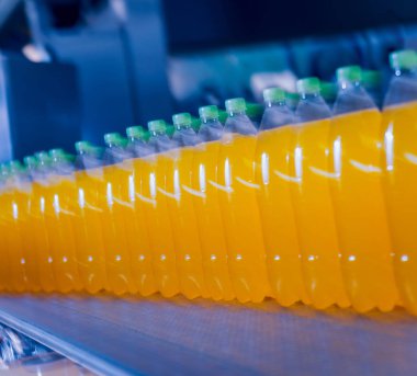 İçecek fabrika iç. Konveyör şişe suyu veya su ile. Modern aletleri