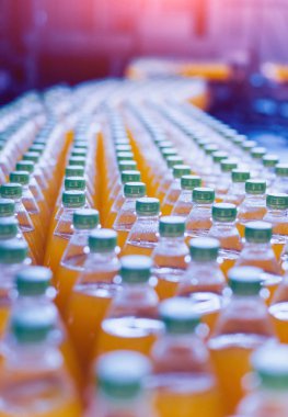 Konveyör şişe suyu veya su ile. İçecekler fabrika ekipmanları. Arka plan