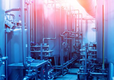 Modern bir bira iç. Varil ve borular. Fabrika iç. Sanayi arka plan