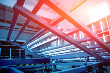 Üretim bir pencere bölmesi için konveyör bant. Endüstri/sanayii donatımı. Arka plan