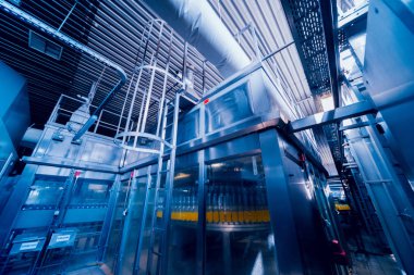 İçecek fabrika iç. Konveyör şişe suyu veya su ile. Modern aletleri