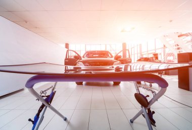 Ön cam otomatik servis istasyonu garajda araba yerine otomobil özel işçi