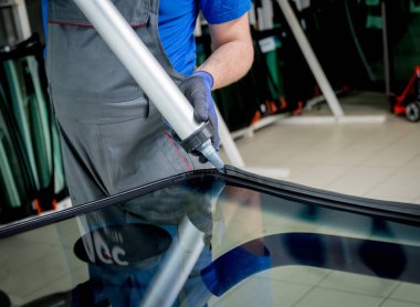 Otomobil özel alt ön cam veya cam otomatik servis istasyonu garajında bir araba değiştirme. Arka plan