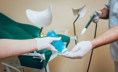 Proktoloğa bir anoscope karşı proctological sandalye holding