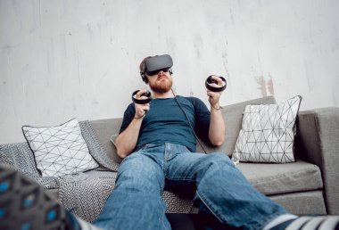 Sanal gerçeklik gözlükleri evde oyunu Genç sakallı adam. VR teknolojileri