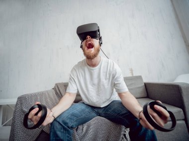 Sanal gerçeklik gözlükleri evde oyunu Genç sakallı adam. VR teknolojileri