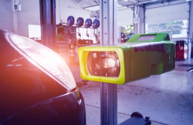 Kontrol edin ve bir otomobilin aydınlatma sistemi farlar ayarlayın. Oto Tamir Servisi.