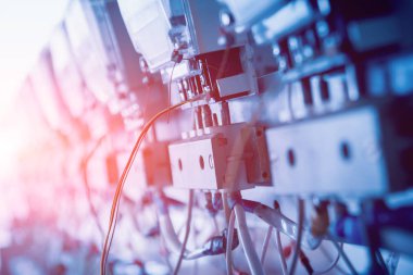 Elektrik donatımı. Elektrik kablo ve crimper. Elektrik sayacı. Arka plan
