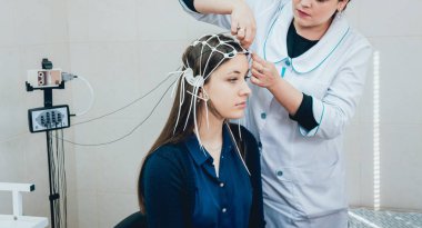 Doktor ve hasta encephalography elektrot ile. Electroencephalogram (Eeg)