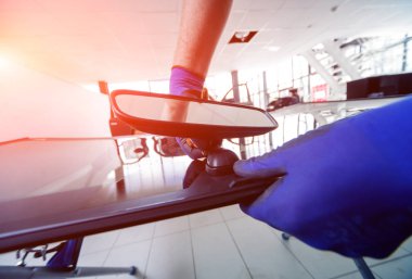 Ön cam otomatik servis istasyonu garajda araba yerine otomobil özel işçi