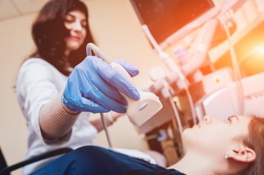 Ultrason tarayıcı bir doktor elinde. Tanılama. Ultrason.