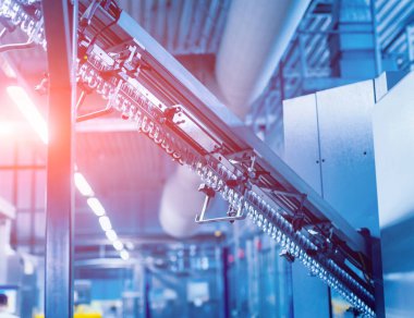 Otomatik Dolum Makinası su Plastik Pet şişe dökülen. Bira üretim. Endüstriyel arka plan.