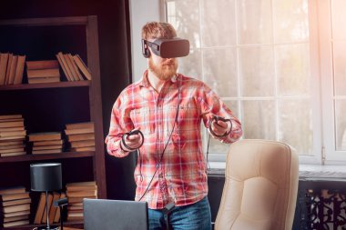 Sanal gerçeklik giyen genç sakallı adam ofiste gözlükler