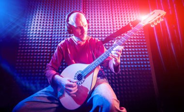 Buzuki ses kayıt stüdyosu olarak oynamaya bir genç adam. Modern arka plan