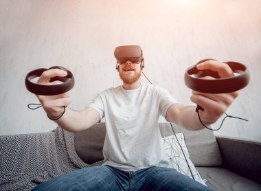 Sanal gerçeklik gözlükleri evde oyunu Genç sakallı adam. VR teknolojileri