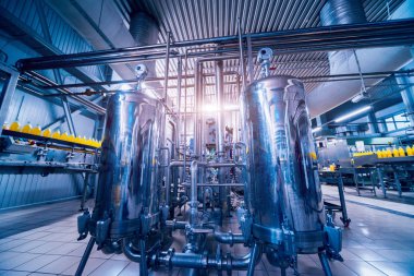 Modern bir bira iç. Varil ve borular. Fabrika iç. Sanayi arka plan