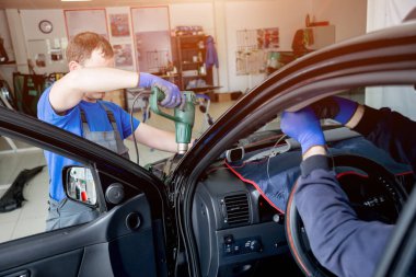 Ön cam otomatik servis istasyonu garajda araba yerine otomobil özel işçi