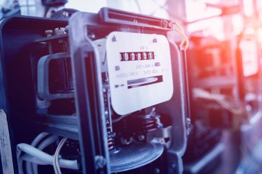 Elektrik donatımı. Elektrik kablo ve crimper. Elektrik sayacı. Arka plan