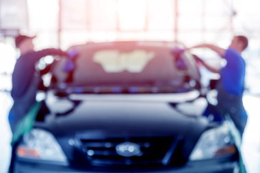 Ön cam veya cam otomatik servis istasyonu garajında bir araba yerine otomobil özel işçi. Arka plan