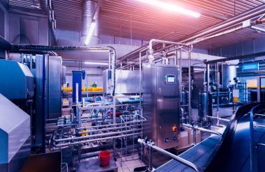 İçecek fabrika iç. Konveyör şişe suyu veya su ile. Modern aletleri