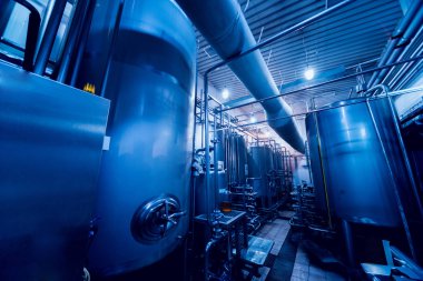 Modern bir bira iç. Varil ve borular. Fabrika iç. Sanayi arka plan