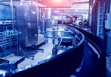 İçecek fabrika iç. Konveyör şişe suyu veya su ile. Modern aletleri