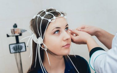 Doktor ve hasta encephalography elektrot ile. Electroencephalogram (Eeg)
