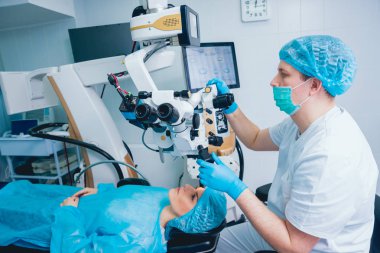 hasta ve cerrah oftalmik ameliyat sırasında işletim odasında