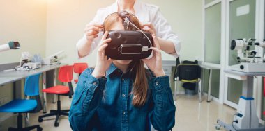 Göz hastalıkları doktor kız vizyon yardımıyla sanal gerçeklik kontrol koruyucu gözlük