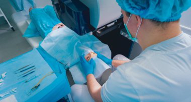 hasta ve cerrah ameliyathane oftalmik ameliyat sırasında oluşan