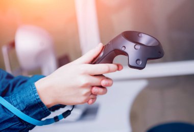 Göz bakımı. Kız holding joystick elinde 