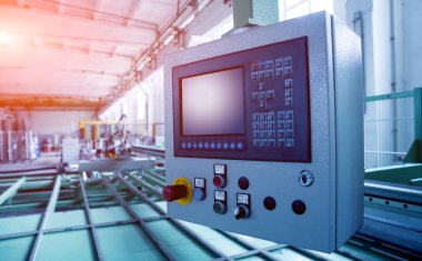 Üretim bir pencere bölmesi için konveyör bant. Endüstri/sanayii donatımı. Arka plan