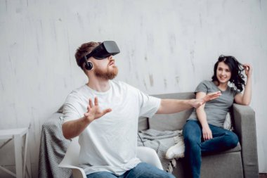 Delikanlı kız sanal gerçeklik ile oyun oynarken ile evde gözlükler. VR teknolojileri