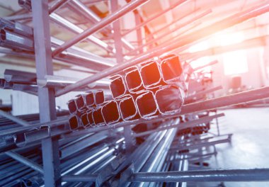 PVC pencere profili kesti. Renkli arka plan. Ayrıntılar