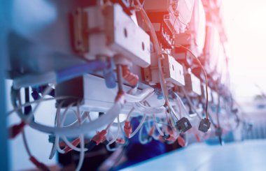 Elektrik donatımı. Elektrik kablo ve crimper. Elektrik sayacı. Arka plan