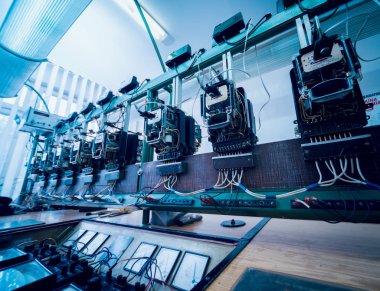 Elektrik donatımı. Elektrik kablo ve crimper. Elektrik sayacı. Arka plan